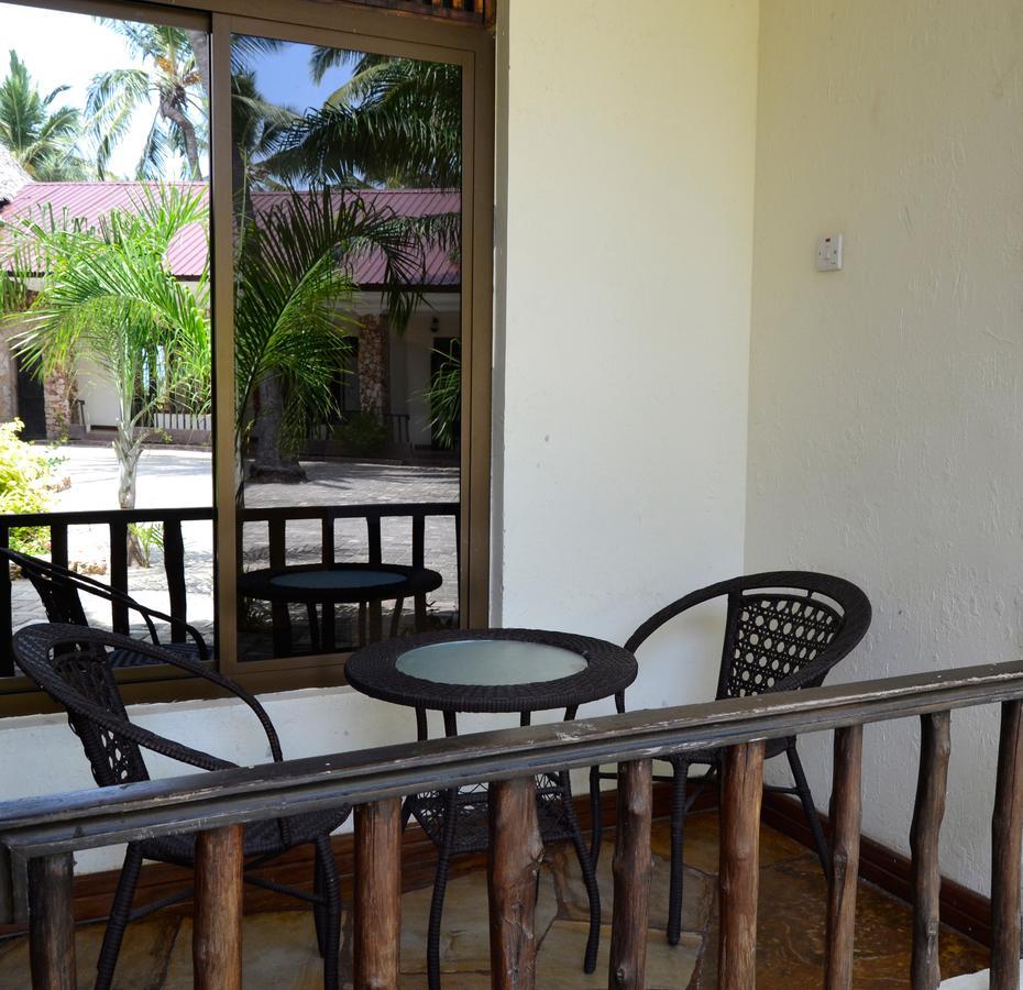 Serene Beach Resort Daressalam Exterior foto