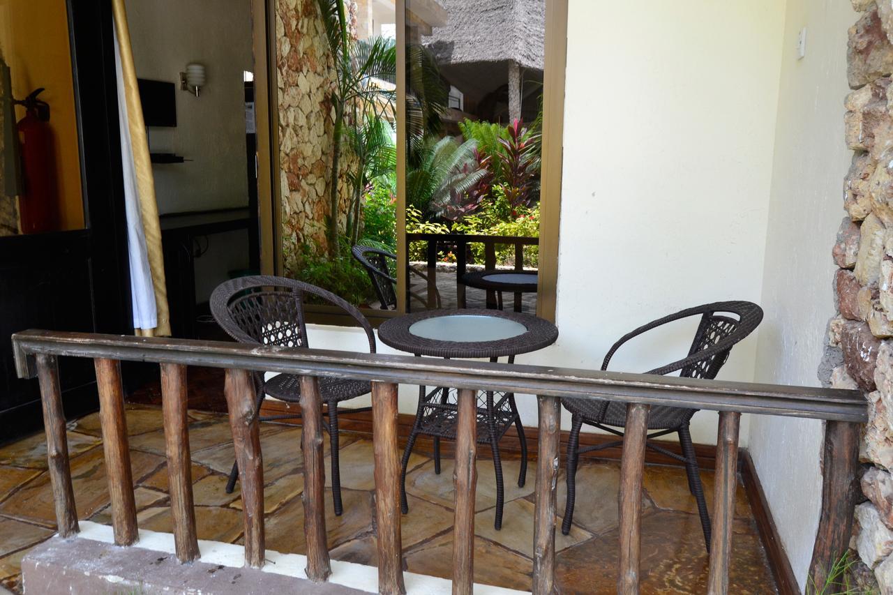 Serene Beach Resort Daressalam Exterior foto