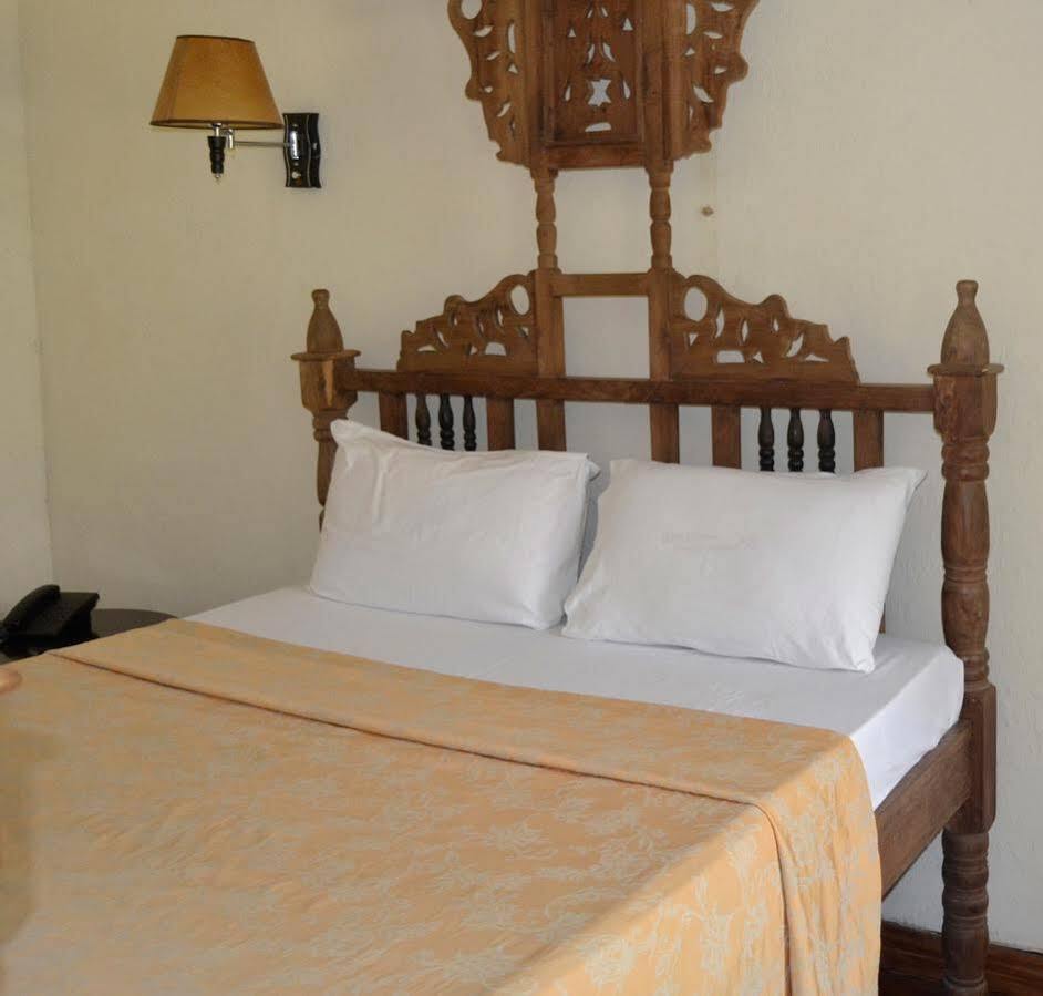 Serene Beach Resort Daressalam Exterior foto